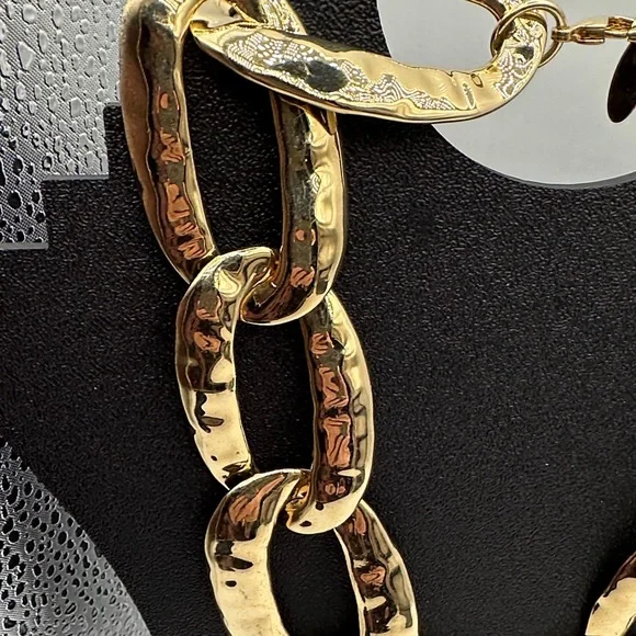 NWT Elegant Hammered Gold Chain Necklace retails $40 - Picture 5 of 7